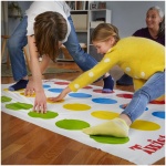 Hasbro Gaming - بازی Twister Party برای خانواده و کودکان ۶ سال به بالا، بازی داخلی و خارجی برای کودکان ۶ سال به بالا، ۲ تا ۴ بازیکن - Image 4