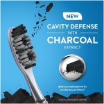 Oral-B Cavity Defense Deep Clean + مسواک سفید کننده با برس های عصاره زغال چوب، پاک کننده زبان و کلاه های بهداشتی سر، MEDIUM، بسته 4 عددی. - Image 4