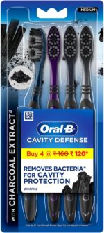 Oral-B Cavity Defense Deep Clean + مسواک سفید کننده با برس های عصاره زغال چوب، پاک کننده زبان و کلاه های بهداشتی سر، MEDIUM، بسته 4 عددی.