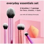 REAL TECHNIQUES مجموعه Everyday Essentials از 5 ابزار ضروری را در اختیار شما می‌گذارد تا بتوانید بر هر گونه موهای مخروطی، نرم و کرکی ظاهر شوید. رژگونه پودری را به طور یکنواخت ترکیب کنید تا ظاهری صاف و طبیعی داشته باشید - Image 3
