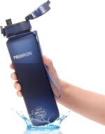 بطری آب PROIRON 0.5L/1L بطری نوشیدنی ضد نشتی BPA FREE USA Tritan Material Gym Bottle with protein Shaker، درب تاشو و صافی قابل جابجایی برای دوچرخه سواری تناسب اندام، کمپینگ باشگاه ورزشی در فضای باز