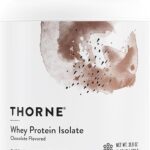 پودر پروتئین وی ایزوله تورن (THORNE) با طعم شکلات – حاوی ۲۱ گرم پروتئین و BCAA، قابل هضم، دارای گواهی NSF Certified for Sport، ۳۰ سروینگ